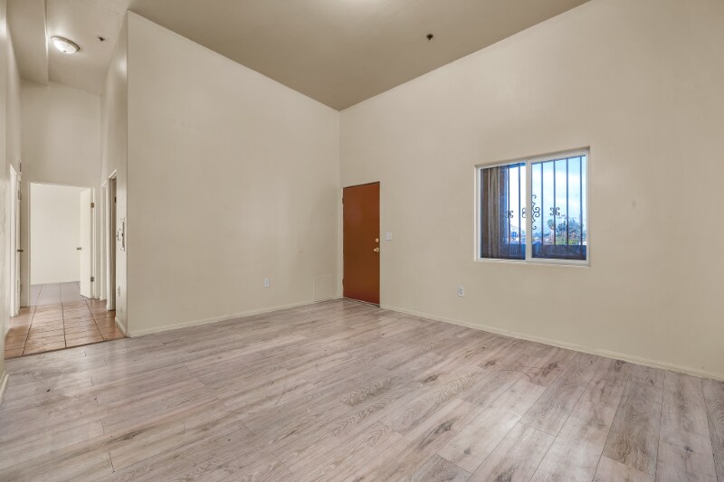 Building Photo - 5869 S Figueroa St