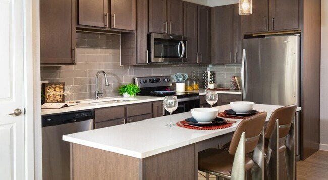 Building Photo - 500 Throckmornton-8524