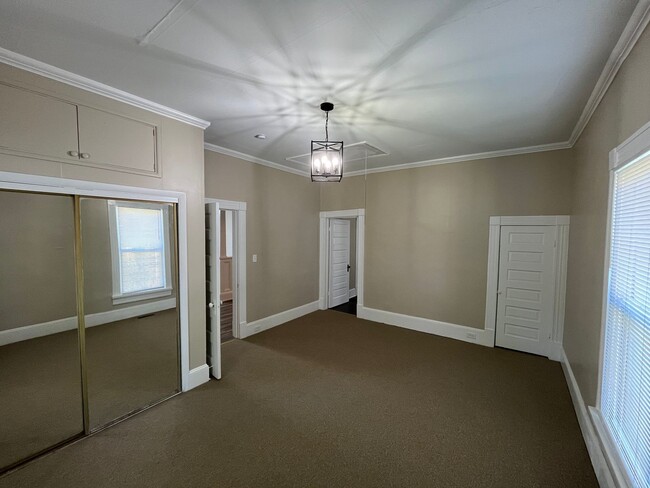 Building Photo - Newly Renovated 2 Bedroom Bungalow!!!