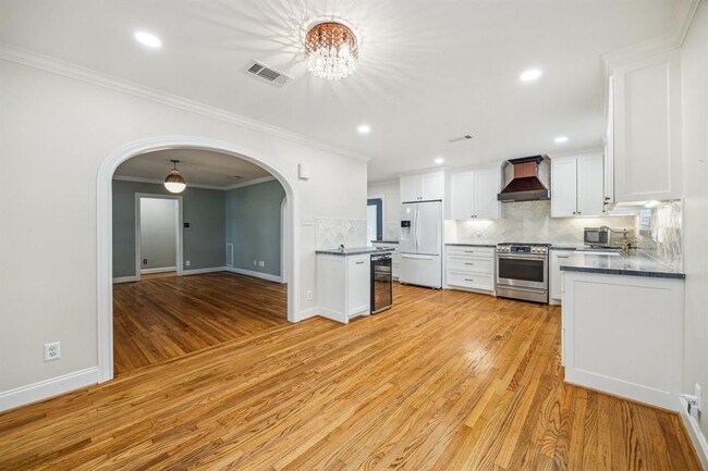 Building Photo - 211 W 31st St