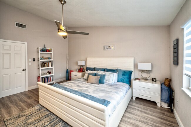 Building Photo - 621 Lakeshore Terrace