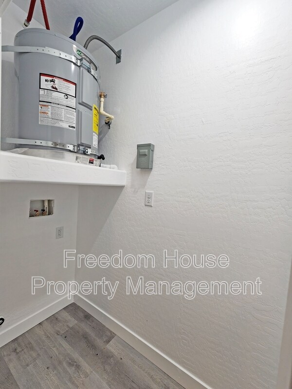 Building Photo - 1111 Sixshooter Ave