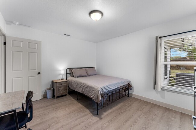 Building Photo - 4301 Sherwood Dr