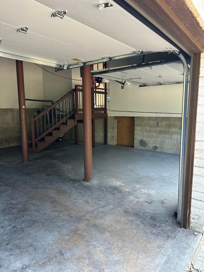 Building Photo - 48 Tower Ln