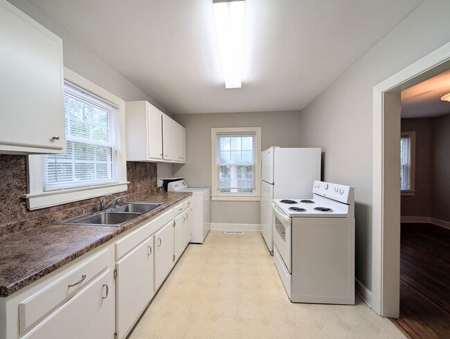 Building Photo - 401 Furches St