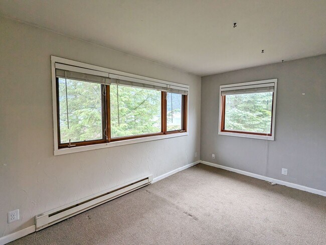 Building Photo - 2BD/1.5BA Twnhse Style Forestedge Condo on...