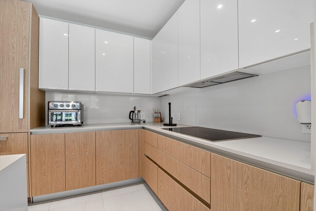 Building Photo - 3100 N Ocean Dr