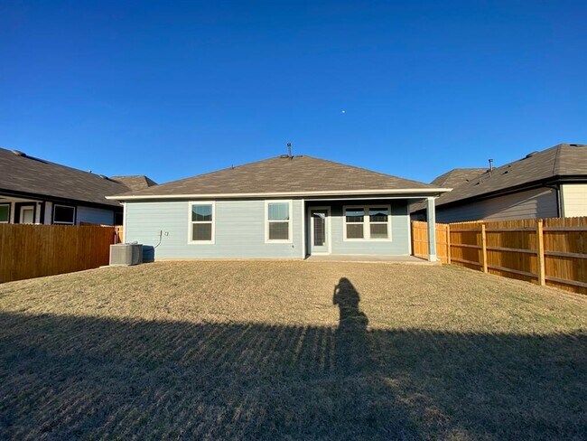 Building Photo - 203 Sweetwater Crk Ln