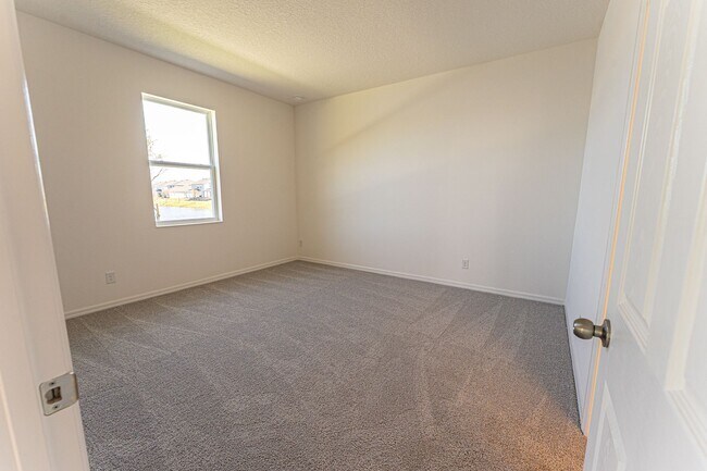 Building Photo - 5895 Vision Rd