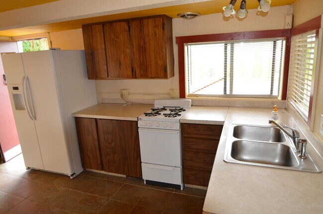 Building Photo - 1140 Shorewood Dr