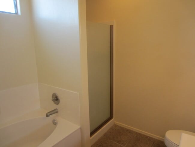 Building Photo - AVAILABLE NOW! Handsome 3 Bedroom 2 Bath V...