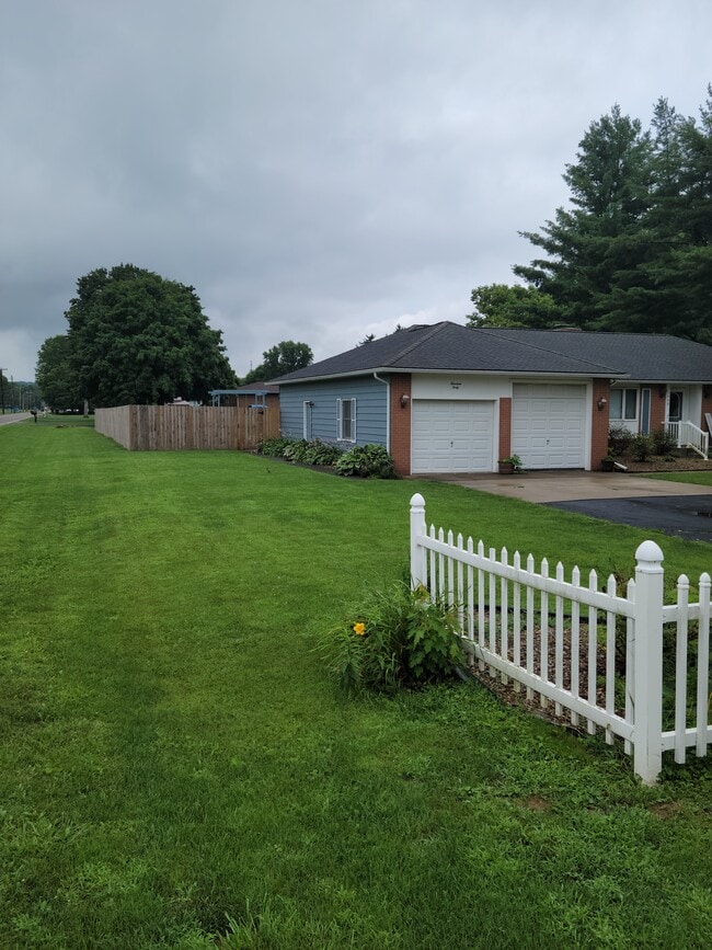 Building Photo - 1440 Sherwood Downs Rd W