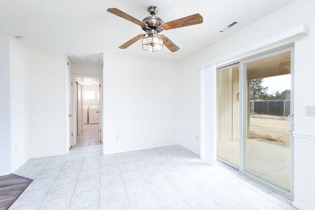 Building Photo - 3 bedroom 2 bathroom Ranch Style Home in Prescott Valley!