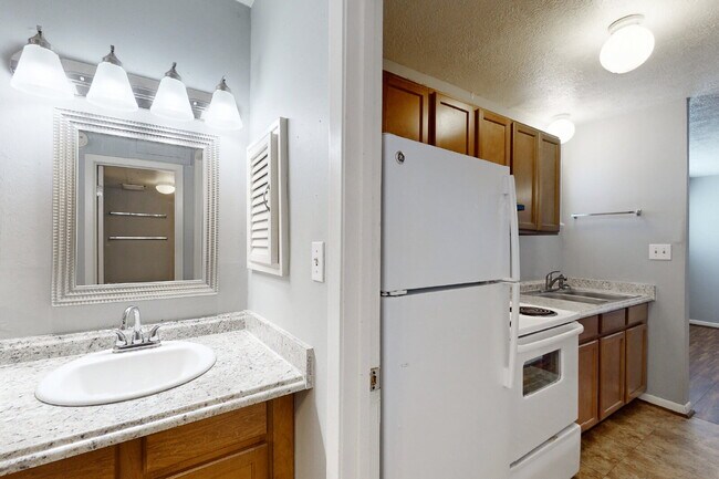 Building Photo - Efficiency unit close to campus