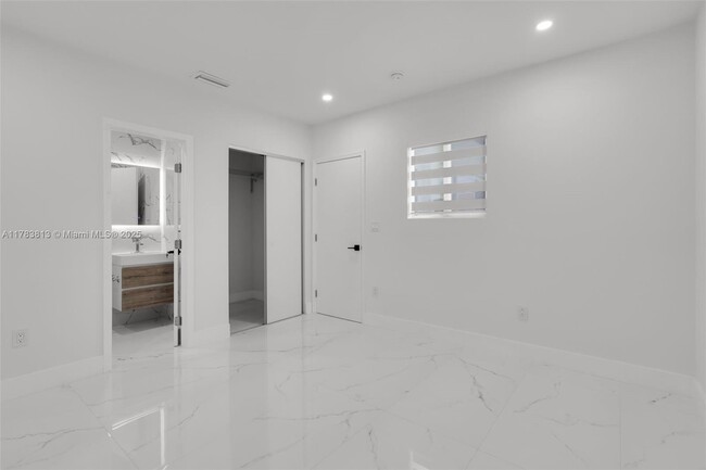 Building Photo - 7420 Beach View Dr