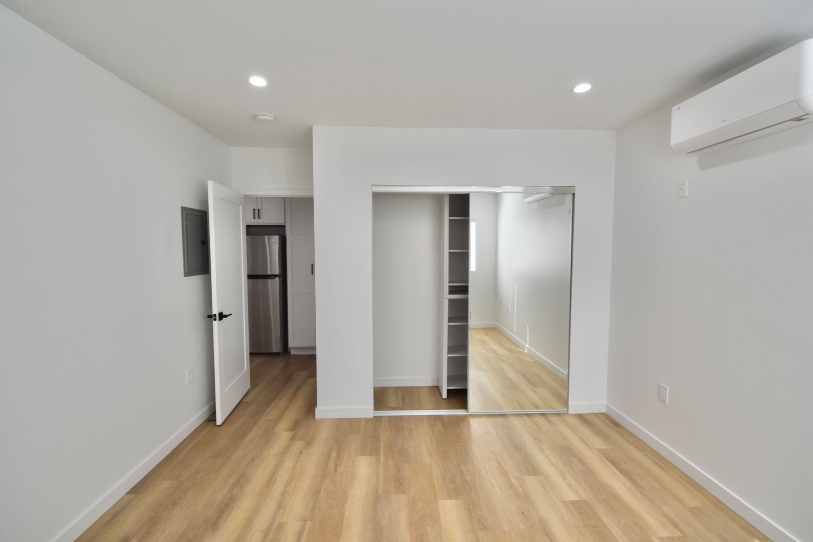 Building Photo - 11645 Moorpark St