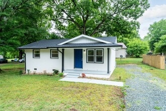 Building Photo - Three Bedroom Home!