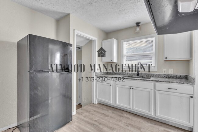 Building Photo - This beautifully updated 3-bedroom, 1-bath single-family home is ready for move-in!