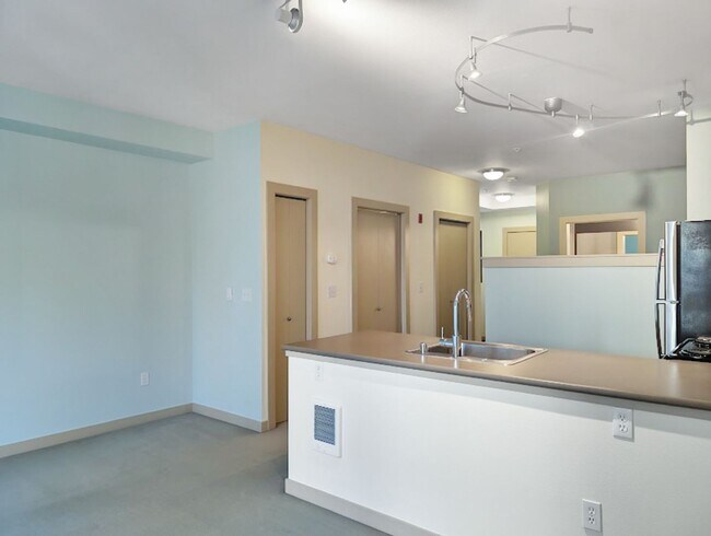 Building Photo - Spacious Condo in Prime Location of Capitol Hill