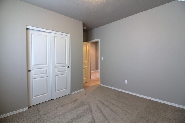 Building Photo - 3 Bed/2 Bath West Pasco Rambler