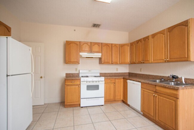 Building Photo - Spacious 2/2 Apartment in Heart of Umatilla!