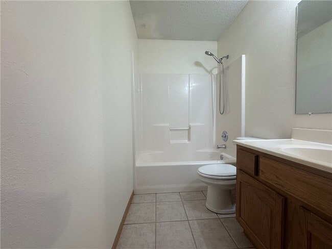 Building Photo - 1502 Cresent Dr