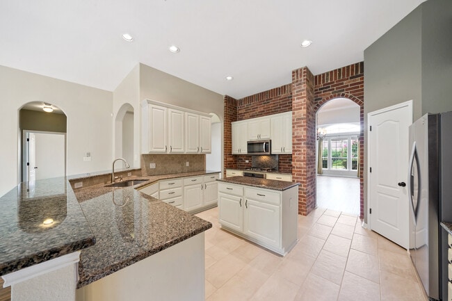 Building Photo - Spacious 4-Bed Luxury Home with Chef’s Kitchen, Fenced Yard, and 3,528 sq ft in Helotes