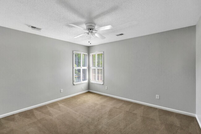 Building Photo - Charming Charleston National Home