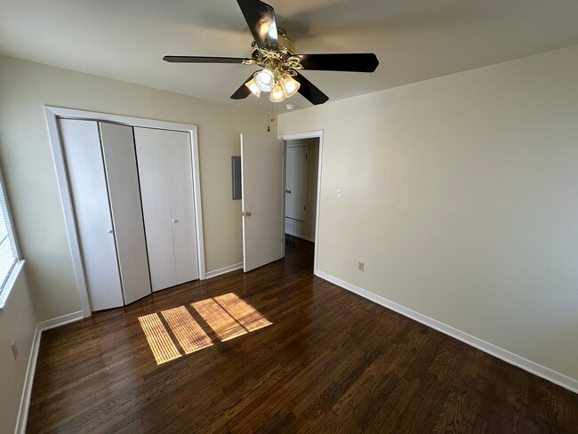 Building Photo - 511 Louise St