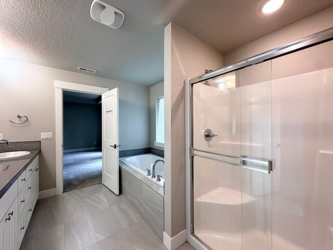 Building Photo - Beautiful Home in Desirable Monterey Estates – Happy Valley