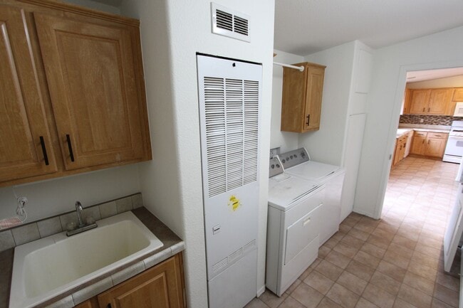 Building Photo - * LEASE PENDING Move-in ready Home in Railroad Springs