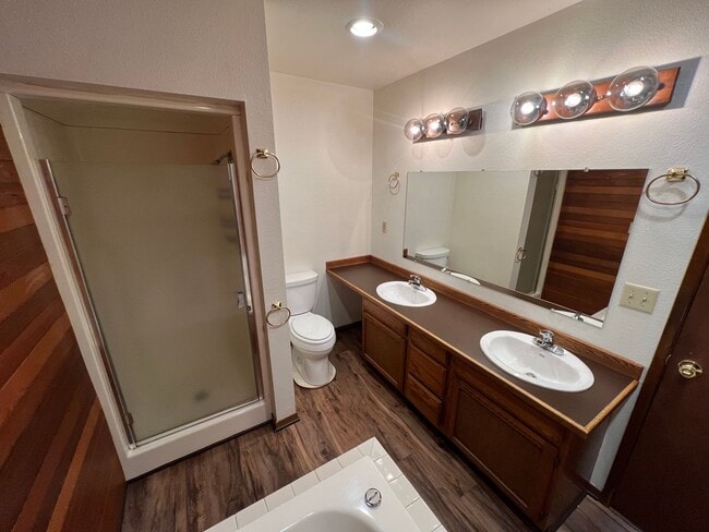 Building Photo - *Half-Off 1st Month's Rent!* Large Updated...