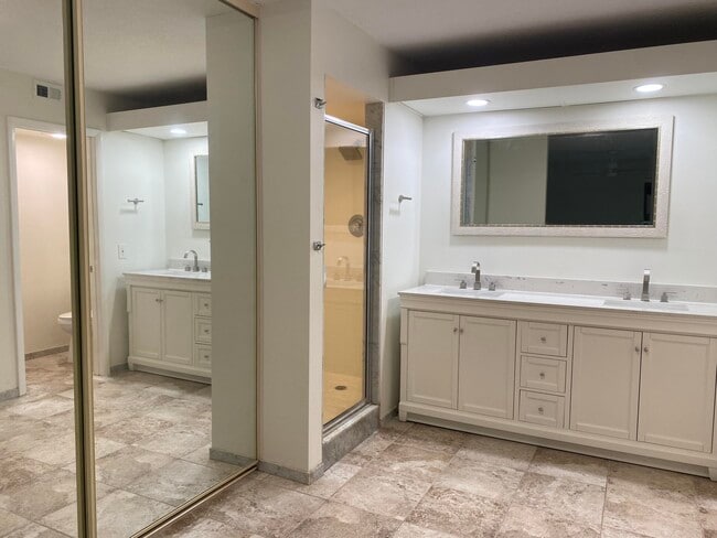 Building Photo - 1607 16th Ln