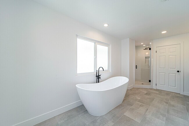 Building Photo - 9455 Hillhaven Ave