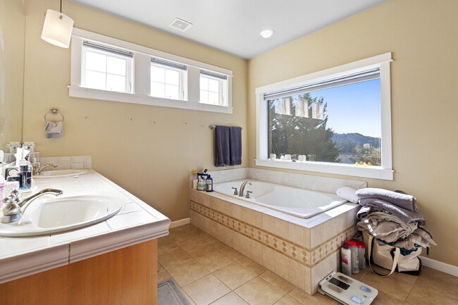 Building Photo - Beautiful, 5-Bedroom, Spacious, Damascus Home with Incredible Views