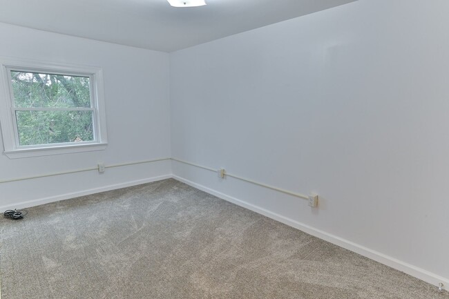 Building Photo - 3 Bedroom with Parking on Berryhill