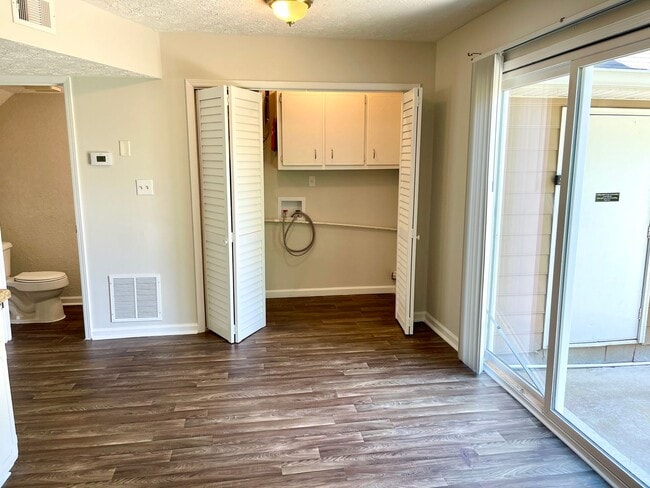 Building Photo - Welcome to this charming 2-bedroom, 1.5-ba...