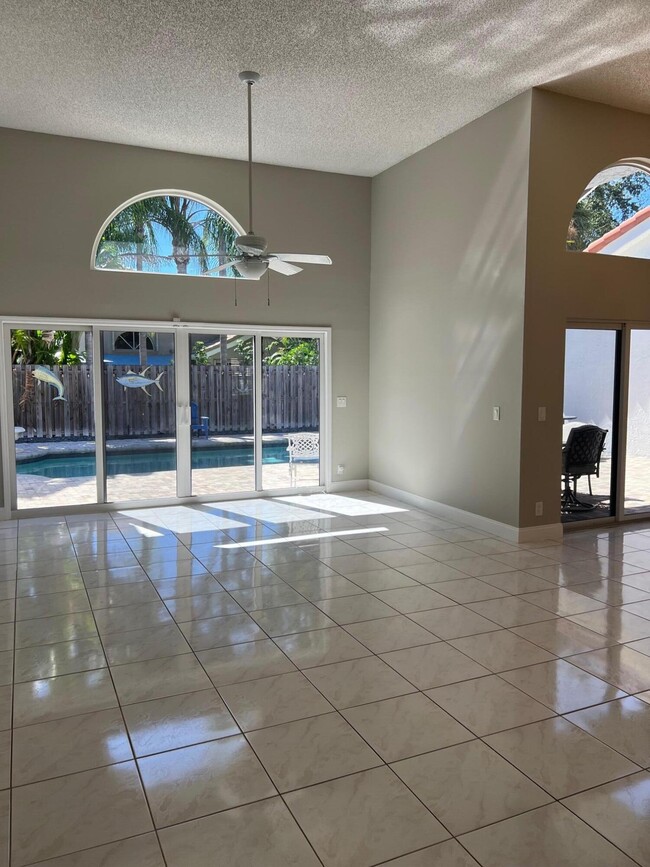 Building Photo - 10357 Buena Ventura Dr