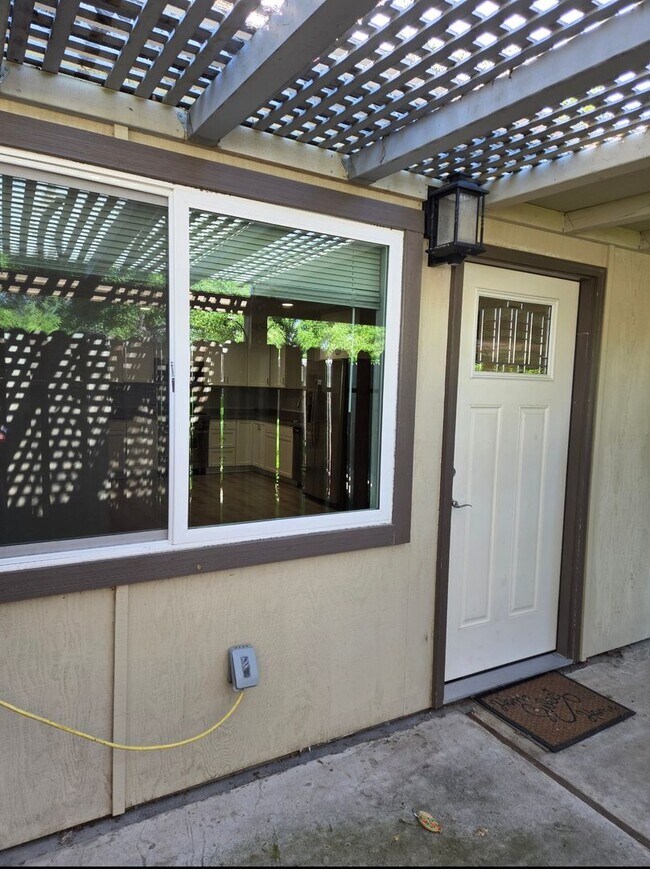 Building Photo - QUAINT ADU