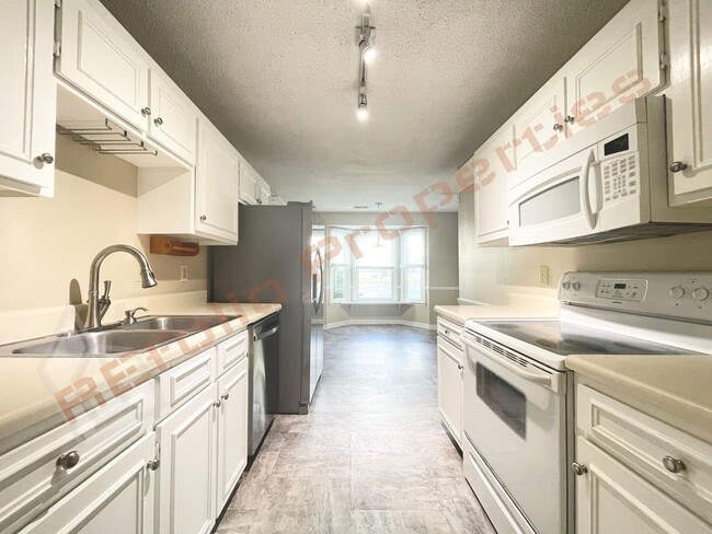 Building Photo - Cozy 3 Bedroom 2.5 Bath End unit Townhome ...