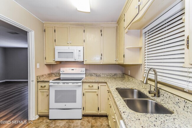 Building Photo - 5514 Windermere Dr