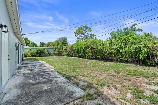 Building Photo - 2071 W Carol Cir