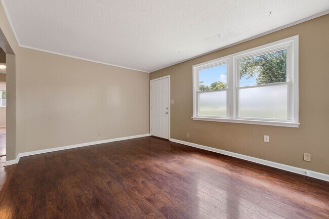 Building Photo - 3 Bedroom Pet Friendly Home For Rent Near Heritage Park!