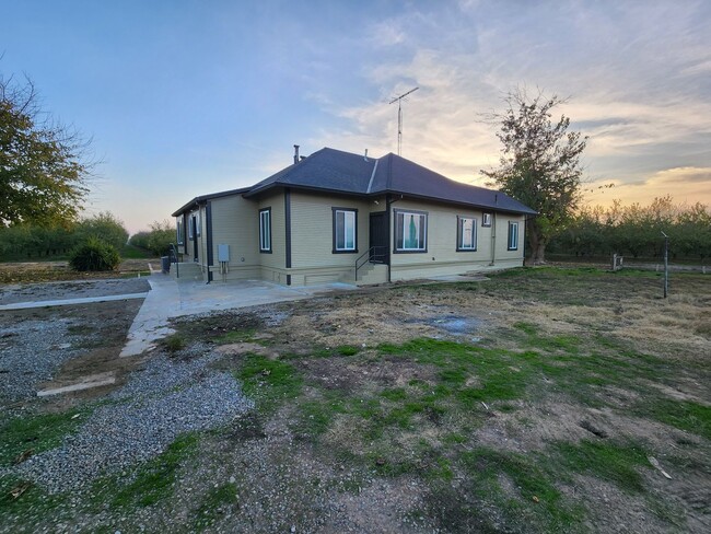 Building Photo - Lovely Country Home!