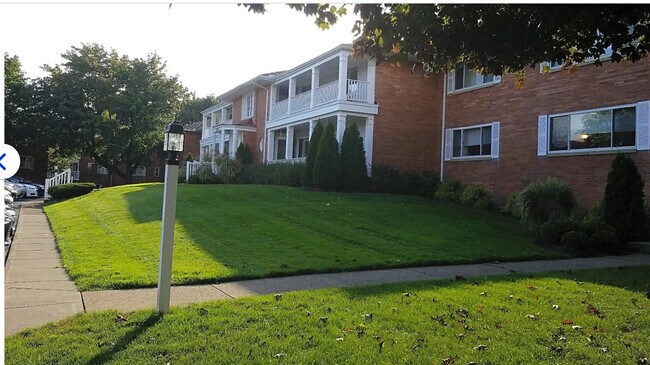 Country Club Condos - 2660 Highland Ave