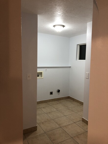 Building Photo - 873 w 300 s