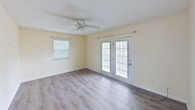 Building Photo - 181 Maple St