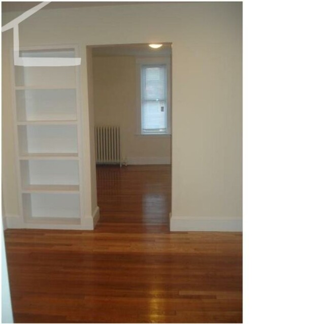 Building Photo - Nicely updated condo in Brookline for Sept...