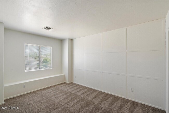 Building Photo - 427 E Payton St