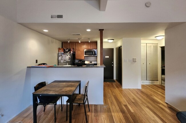 Building Photo - 1050 W Dickens Ave